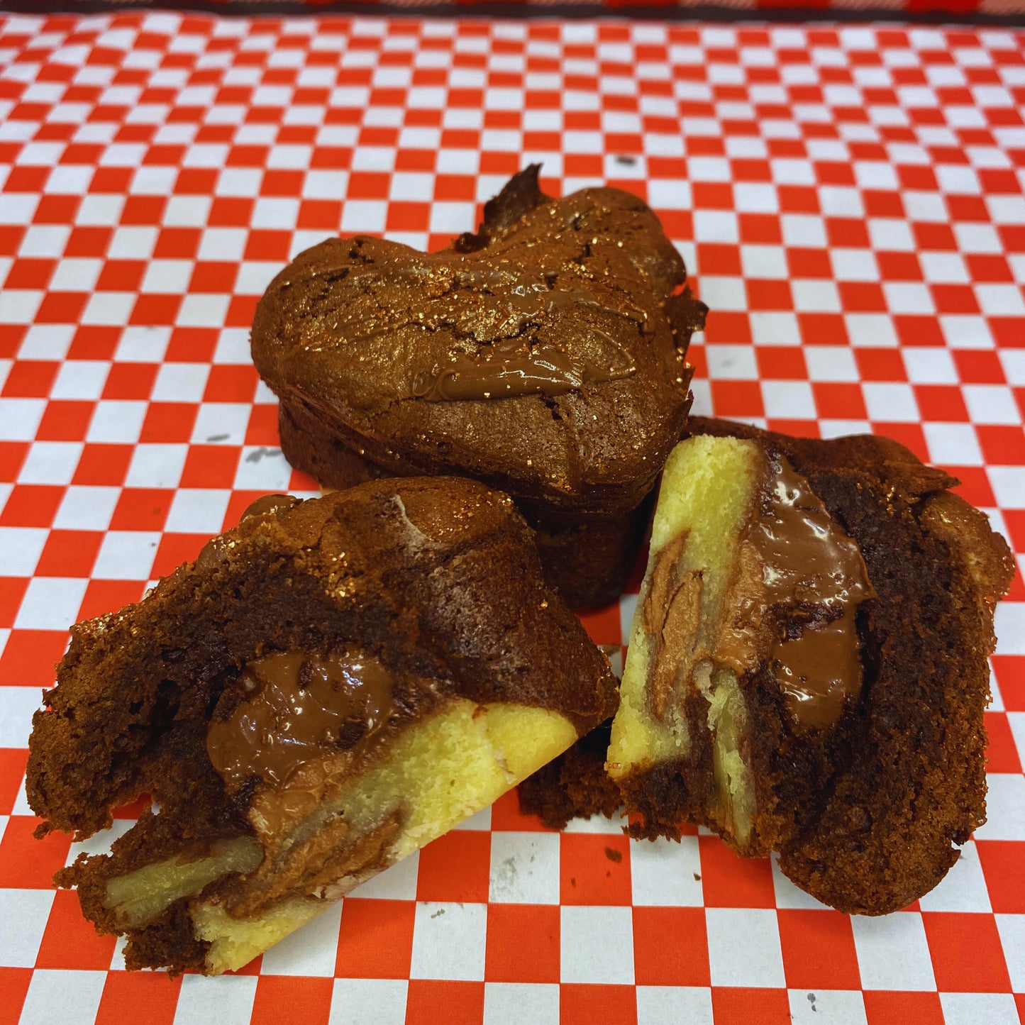 Découvrez ici le brookie en forme de coeur au Nutella, un mélange harmonieux entre la pâte à cookie et le brownie.