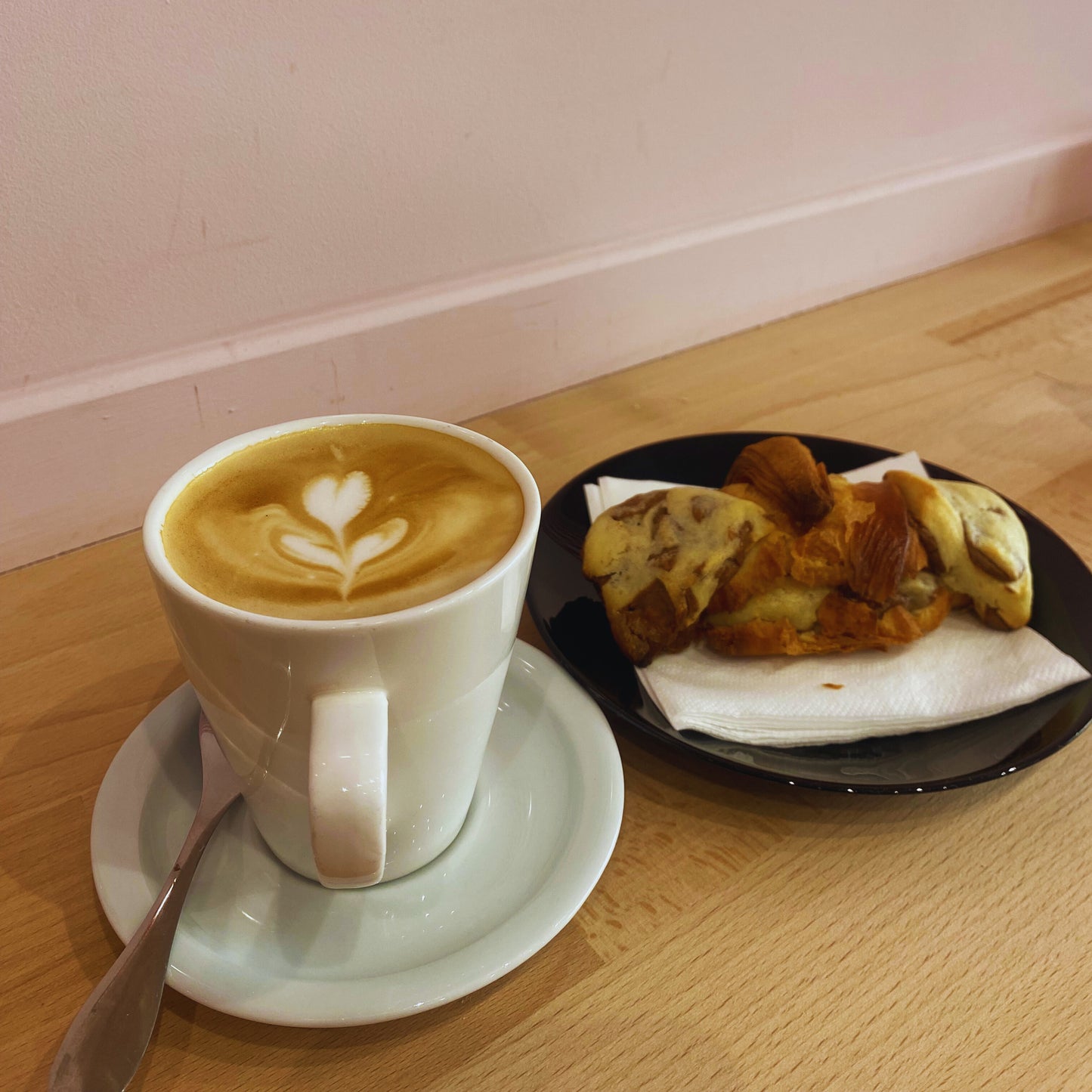 Découvre le crookie, ici nous vous présentons le mélange croissant cookie by Kelly's Cookies, avec un café. Servi uniquement sur place à Paris