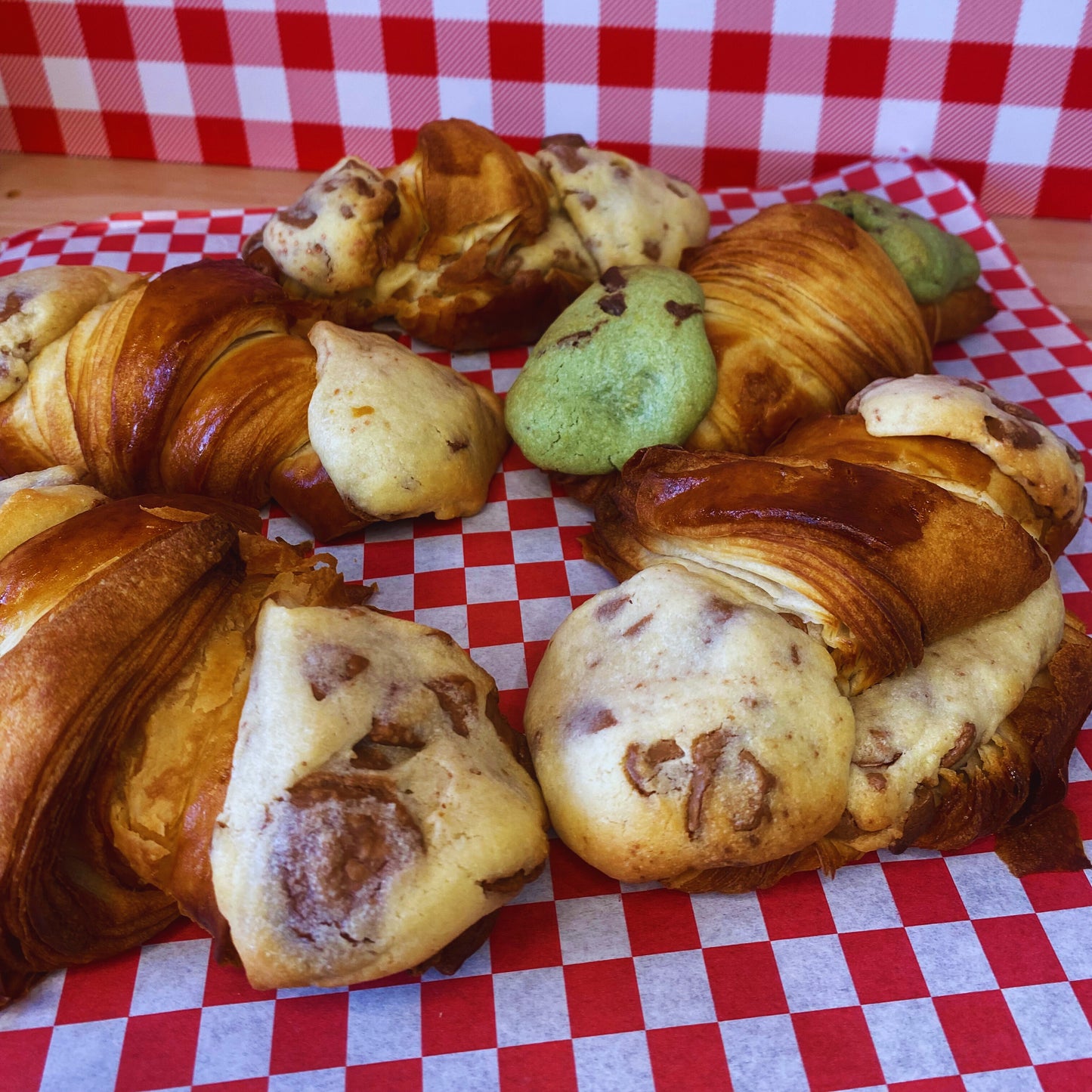 Différents Crookies sont proposés à la vente, croissant et cookie mélangés avec du chocolat ou pour les amateurs de Pistache, faites vous plaisir chee Kelly's Cookies