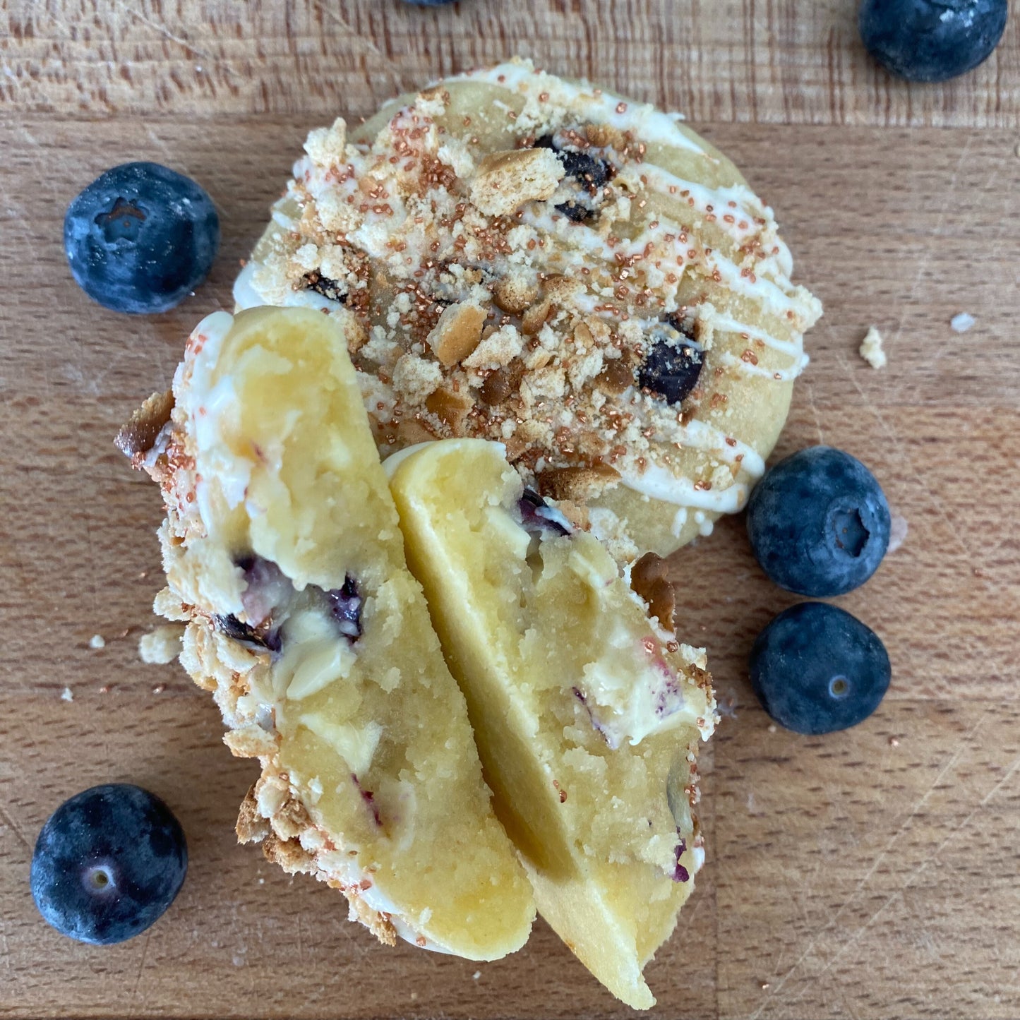 C'est le nouveau cookie délicieusement bon et très gourmand, ici vous retrouverez les saveurs de la myrtille acheté au marché et le petit beurre connu des petits et des grands en photo aux côtés des deux cookies