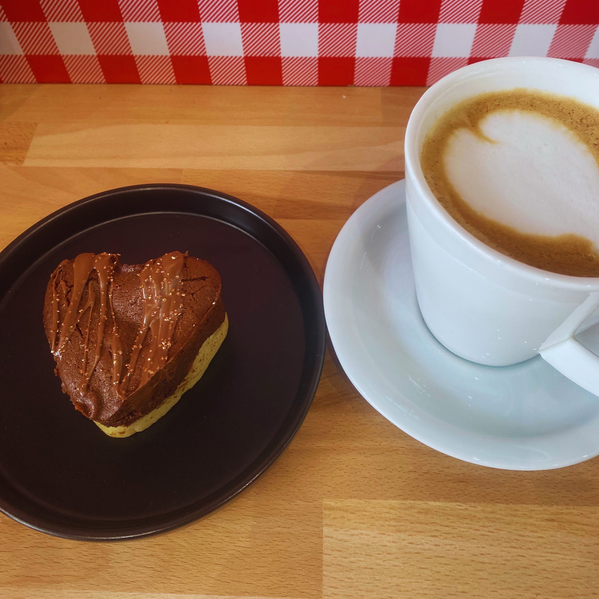 Le visuel vous montre un brookie au coeur de nutella, et en forme de coeur. Mi Brownie Mi Cookie, à déguster avec un bonn café comme sur la photo .