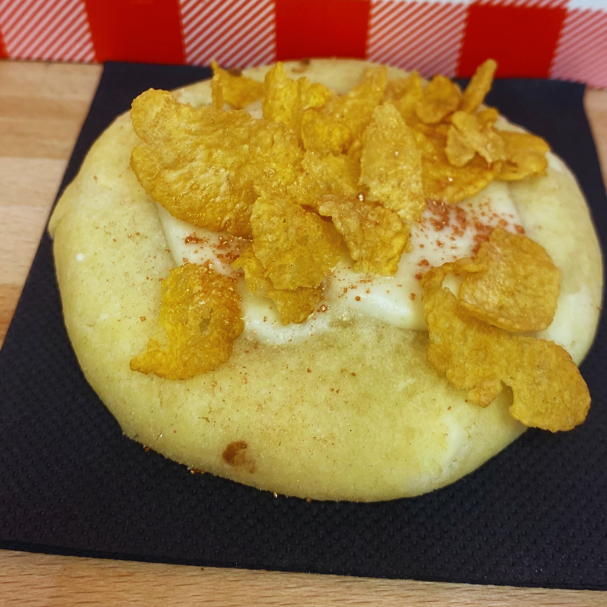 Cookie aux Céréales Corn Flakes avec un nappage au chocolat blanc