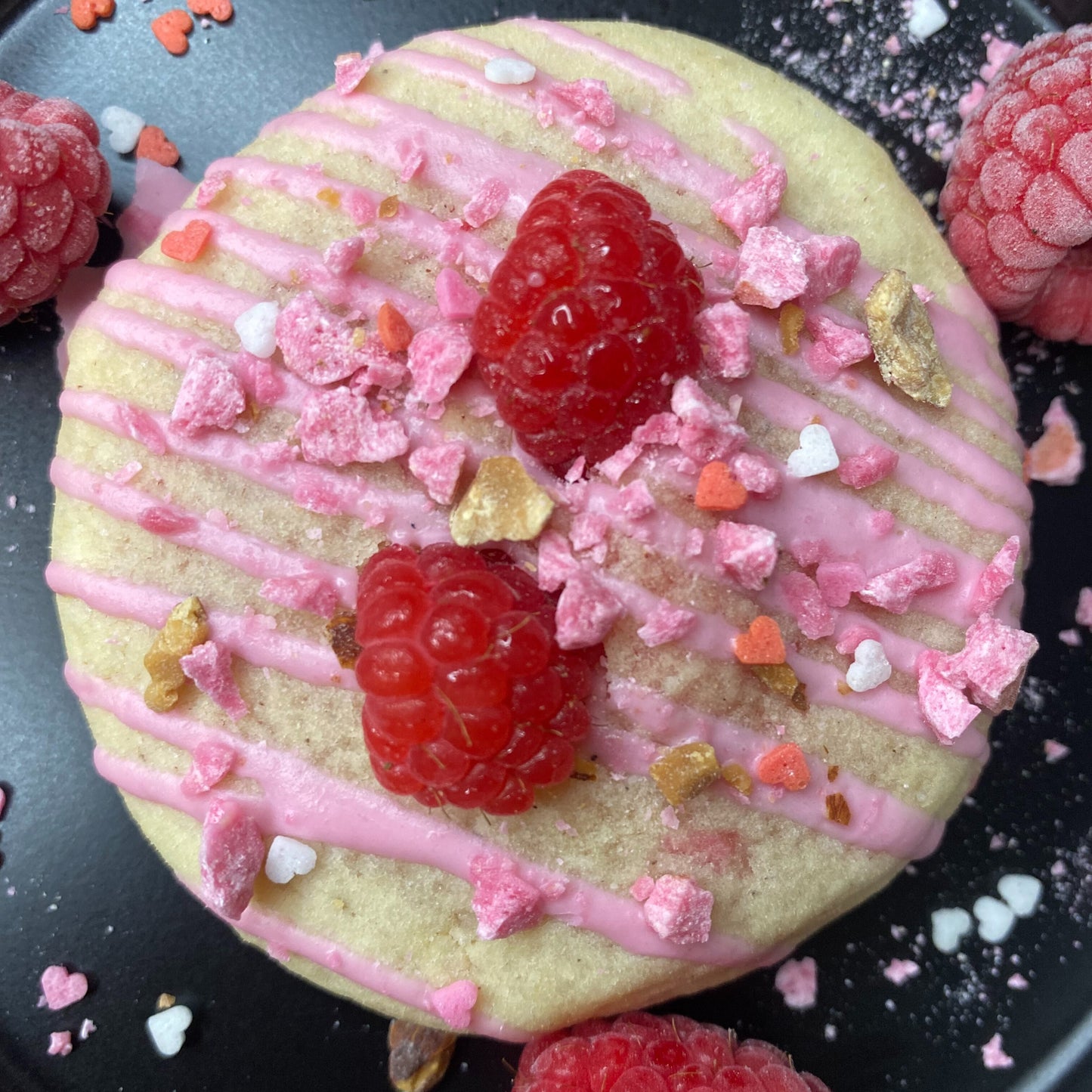 Kelly's Cookies crée un cookie spécial pour le mois d'octobre, Rose comme ses pralines et pour rappeler qu'il est important de se senisbiliser et de prévenir tout cancer. Les framboises sur le dessus apportent la fraîcheur à ce cookie symbole de soutien à la lutte contre le cancer du sein.