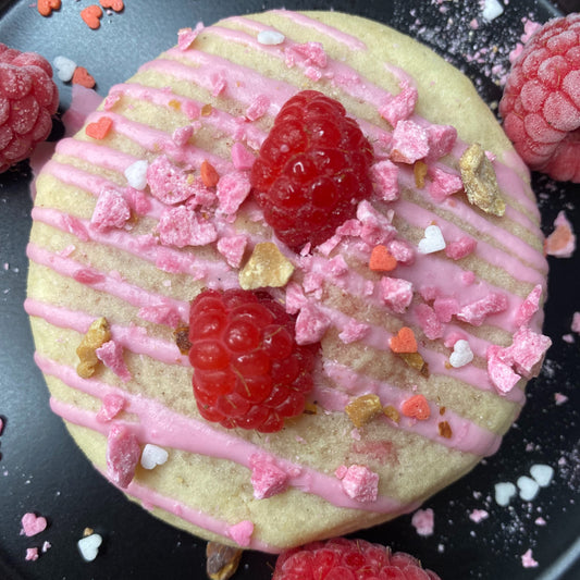 Kelly's Cookies crée un cookie spécial pour le mois d'octobre, Rose comme ses pralines et pour rappeler qu'il est important de se senisbiliser et de prévenir tout cancer. Les framboises sur le dessus apportent la fraîcheur à ce cookie symbole de soutien à la lutte contre le cancer du sein.