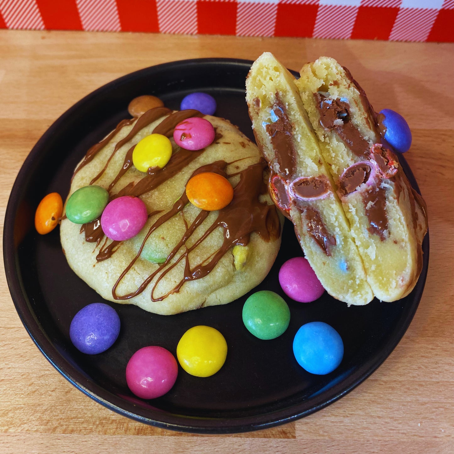 Dégustez ce cookie aux smarties et fourré au Nutella, fabriqué au 12 Boulevard de Reuilly, Paris 12ème