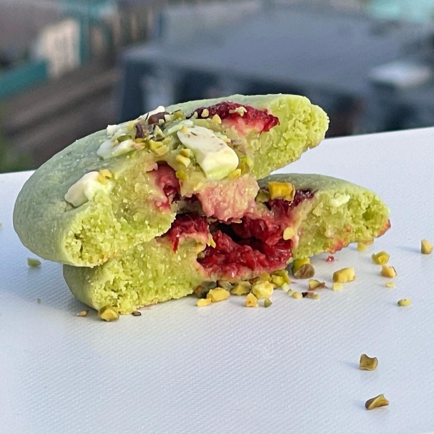 C'est le cookie raffiné et très italien, coupé en deux vous découvrirez à l'intérieure le sucré-acide de la framboise mélangé à la framboise et à la douceur du chocolat blanc. Faites vous livrer partout en France