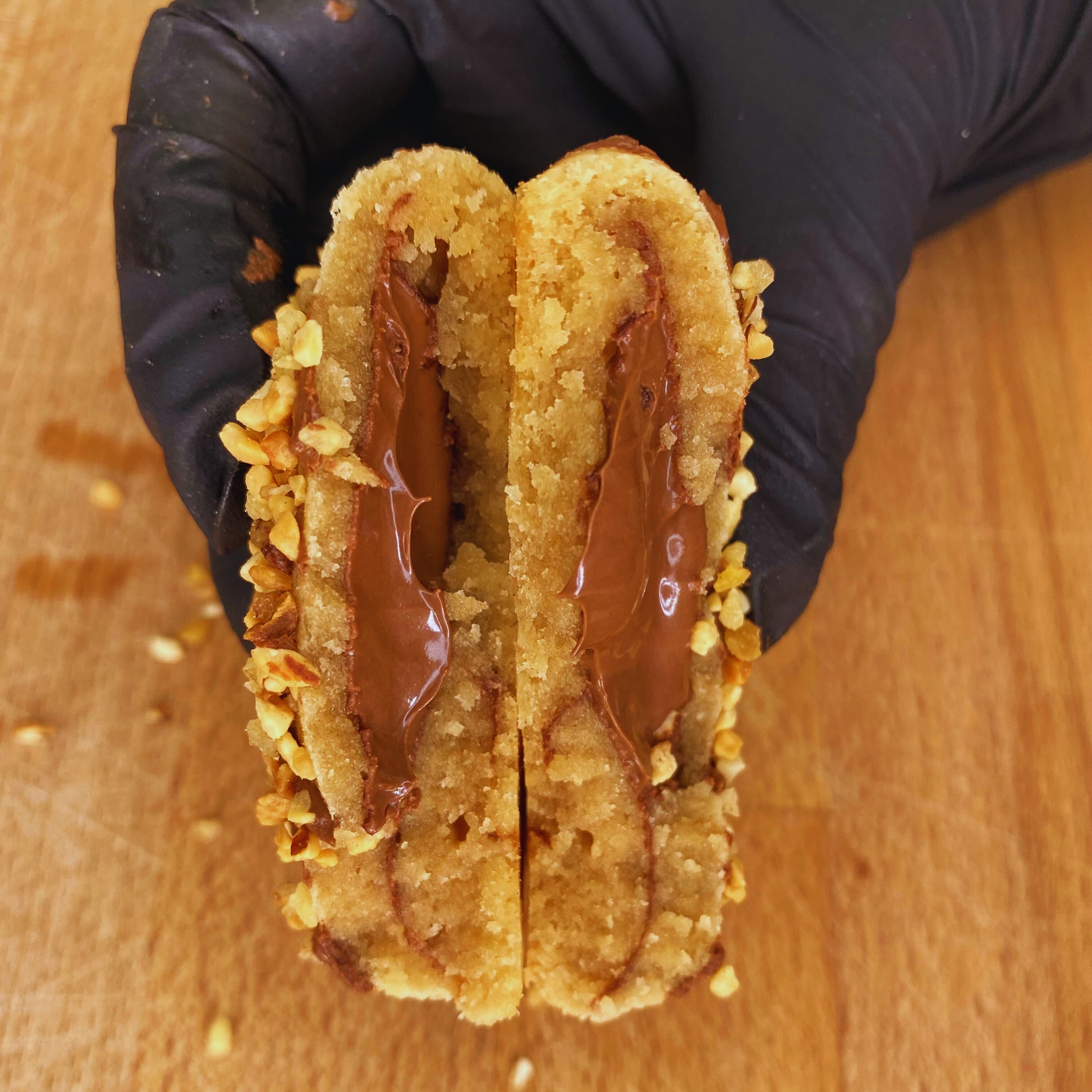 Cookie couper en deux pour montrer l'onctuosité de la pâte à tartiner Bonne Maman au chocolat et aux noisettes.