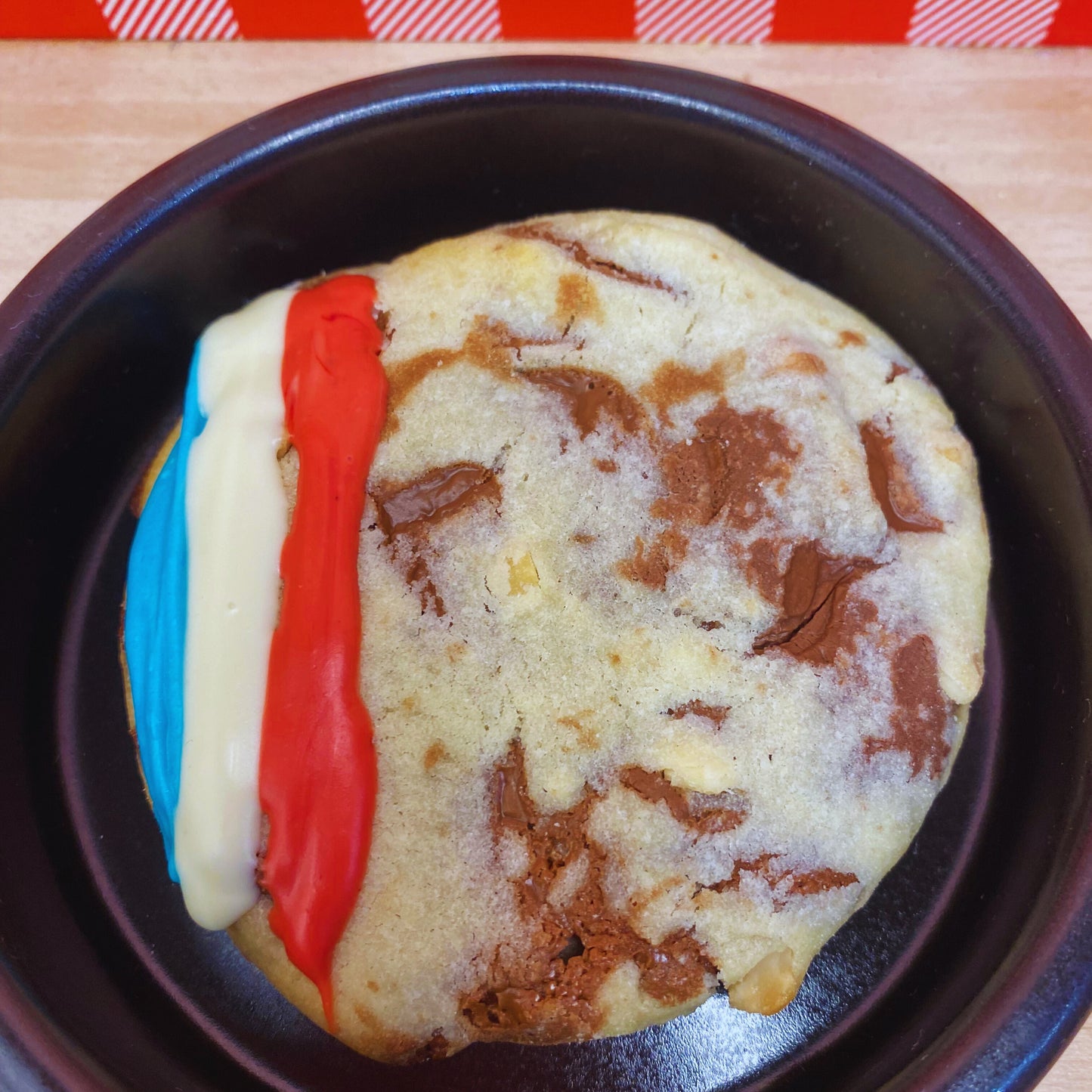 Nouveau cookie aux couleurs de l'équipe de France, avec des noisettes, et un coeur nutella.