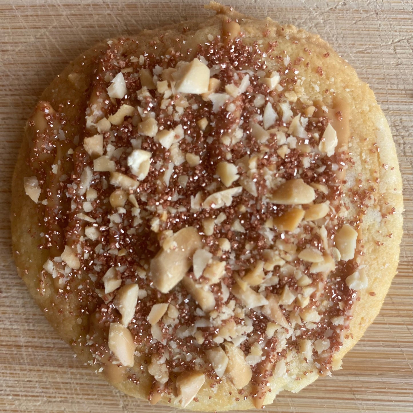 Cookie au beurre de cacahuète et des morceaux concassés de cacahuète, idéal après une séance de fitness ou une marche rapide