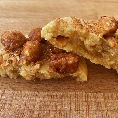 Découvrez un cookie gourmand qui sent bon un stand de la fête foraine avec ses chouchoux caramélisés. À commander en ligne, un cookie incontournable à boire avec un bon chocolat chaud. Ce cookie est fait maison et de façon artisanal.