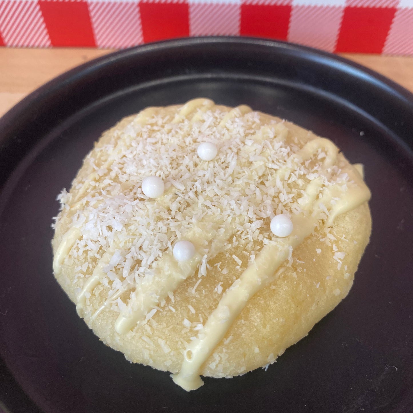 Nouveau cookie de la gamme Kelly's Cookie chocolat blanc et noix de coco, avec nappage de chocolat blanc et parsemé de neige de coco