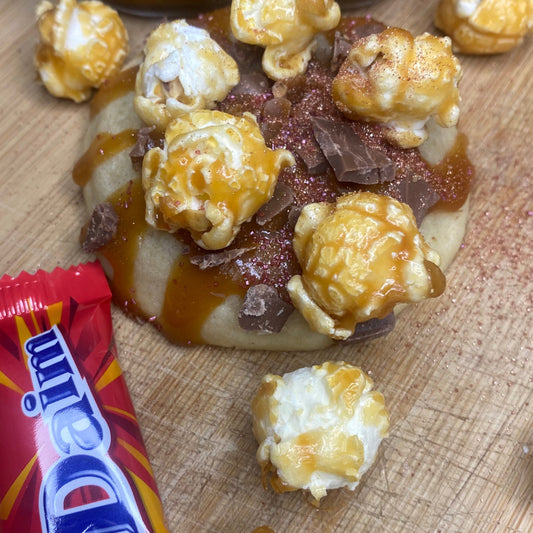 Bien gourmand, découvrez ce cookie qui mélange pop corn et le petit carré au chocolat Daim. Du caramel, du chocolat, moelleux et croustillant comme cookie.