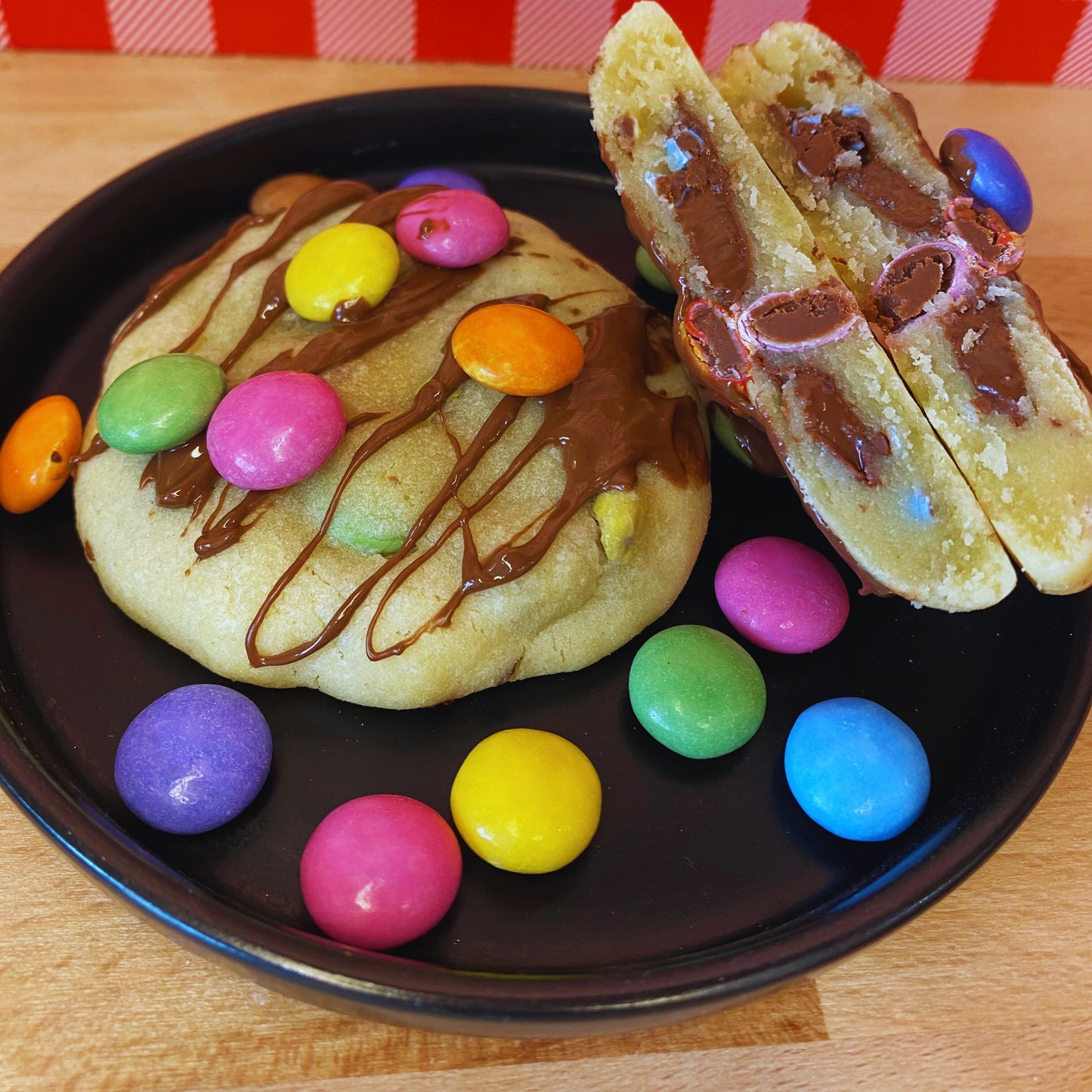 Photo d'un cookie fait maison et cuit sur place, avec des smarties et du nutella