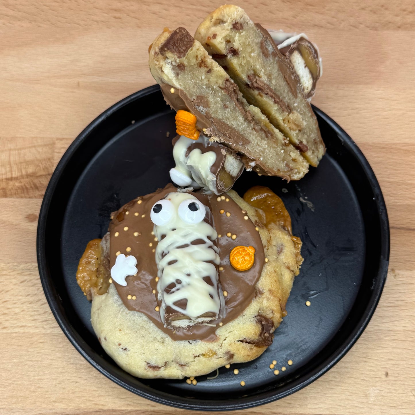 Cookie ZombiX – Cookie d'Halloween au Twix, Chocolat & Caramel | Kelly’s Cookies