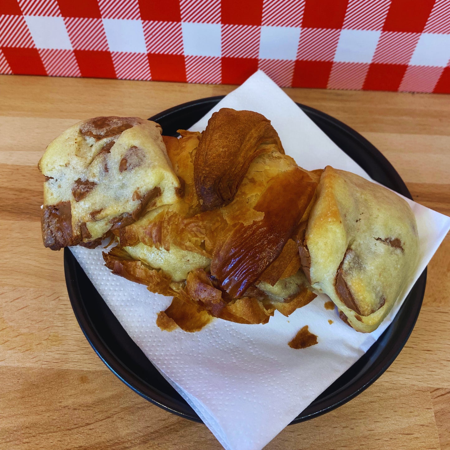 Le Crookie est un mélange d'un croissant à la française fourré à la pâte à Cookie de Kelly's Cookies