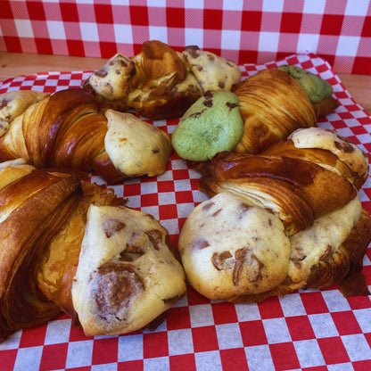 Différents Crookies sont proposés à la vente, croissant et cookie mélangés avec du chocolat ou pour les amateurs de Pistache, faites vous plaisir chee Kelly's Cookies